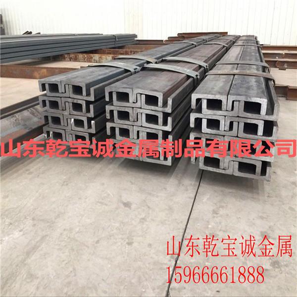 电梯导轨用热乳型钢的生产传输设备，属于机械领域