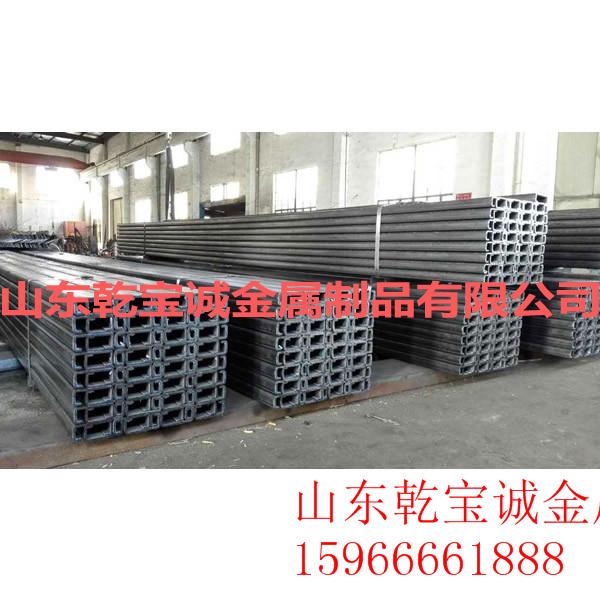 稳定性好的轨道电动叉车,包括叉车主体,其特征在于