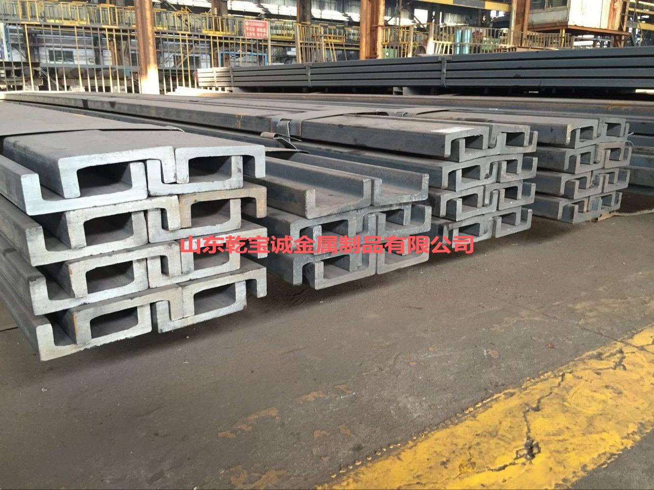 介绍了叉车的起源、应用、主要结构