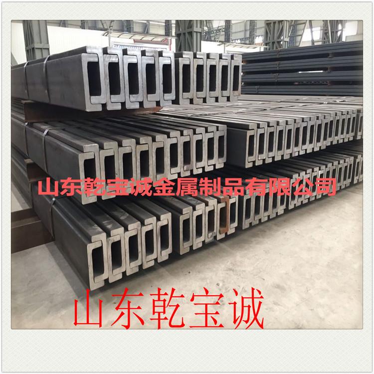 多功能叉车门架槽钢,属于机械设备领域