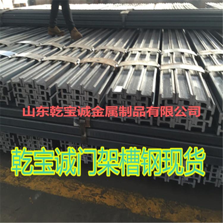 叉车滑轨在水平方向上左右移动