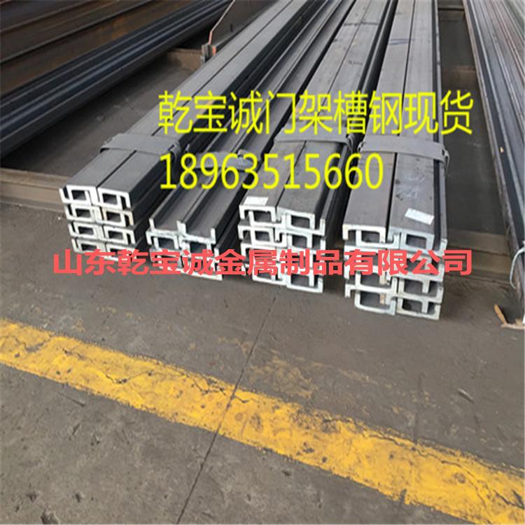 电动叉车，包括两内侧带有轨道槽钢的车体底架