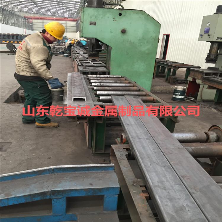 滑移的槽钢滑轨